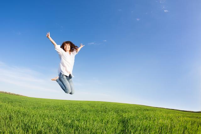Счастливая женщина в прыжке